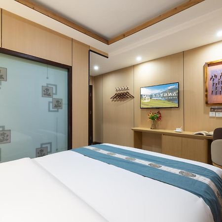 The East Hotel-Very Close To The Drum Tower,The Lama Temple,Houhai Bar Street,And The Forbidden City,There Are Many Old Beijing Traditional Hutongs Around The Hotel ,Experience The Culture Of Old Beijing Hutongs,Near Exit A Of Shichahai On Metro Line Eksteriør billede
