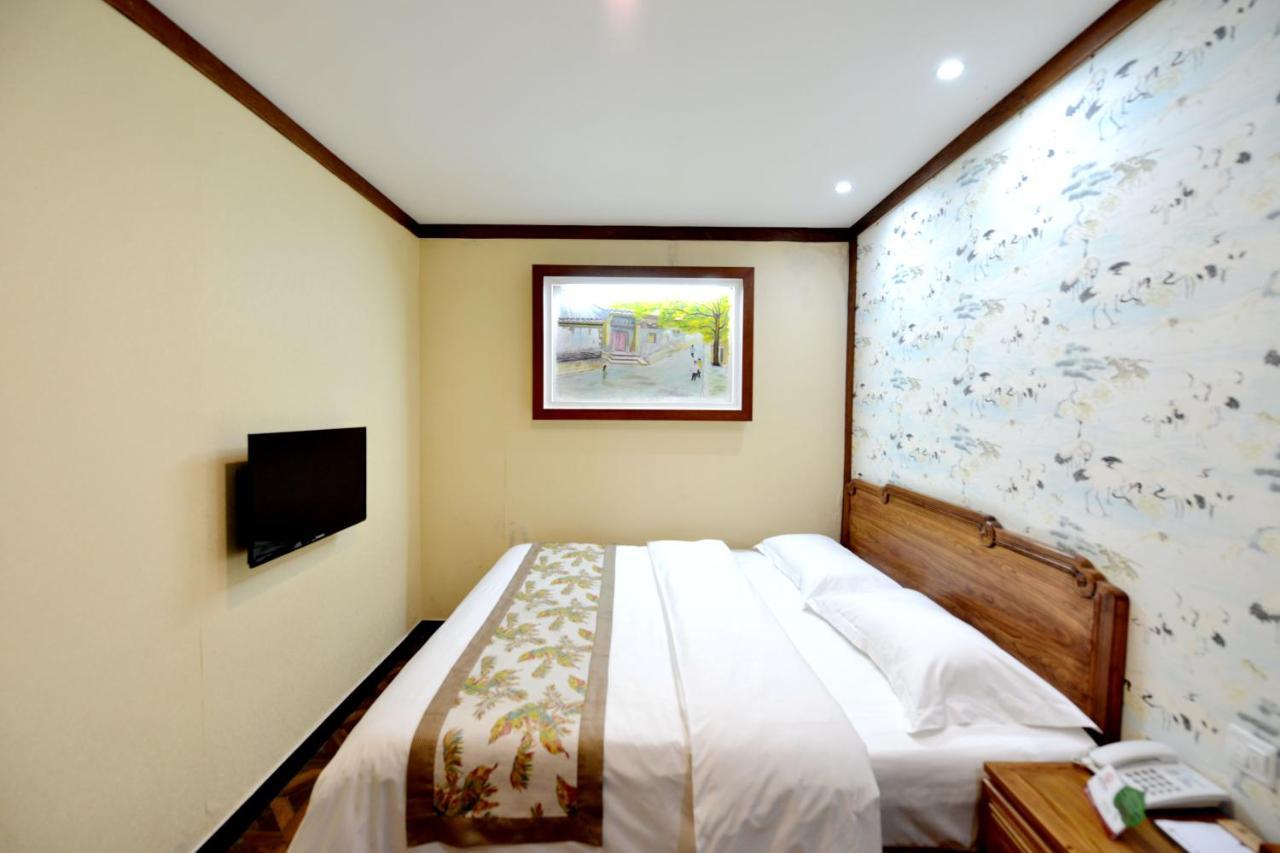The East Hotel-Very Close To The Drum Tower,The Lama Temple,Houhai Bar Street,And The Forbidden City,There Are Many Old Beijing Traditional Hutongs Around The Hotel ,Experience The Culture Of Old Beijing Hutongs,Near Exit A Of Shichahai On Metro Line Eksteriør billede