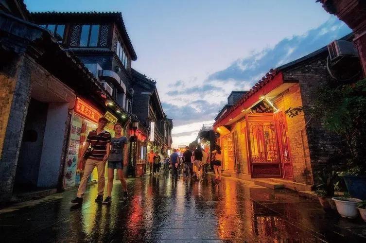 The East Hotel-Very Close To The Drum Tower,The Lama Temple,Houhai Bar Street,And The Forbidden City,There Are Many Old Beijing Traditional Hutongs Around The Hotel ,Experience The Culture Of Old Beijing Hutongs,Near Exit A Of Shichahai On Metro Line Eksteriør billede