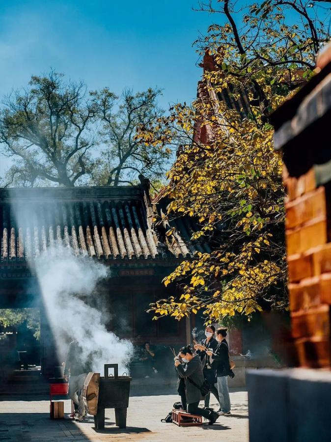 The East Hotel-Very Close To The Drum Tower,The Lama Temple,Houhai Bar Street,And The Forbidden City,There Are Many Old Beijing Traditional Hutongs Around The Hotel ,Experience The Culture Of Old Beijing Hutongs,Near Exit A Of Shichahai On Metro Line Eksteriør billede