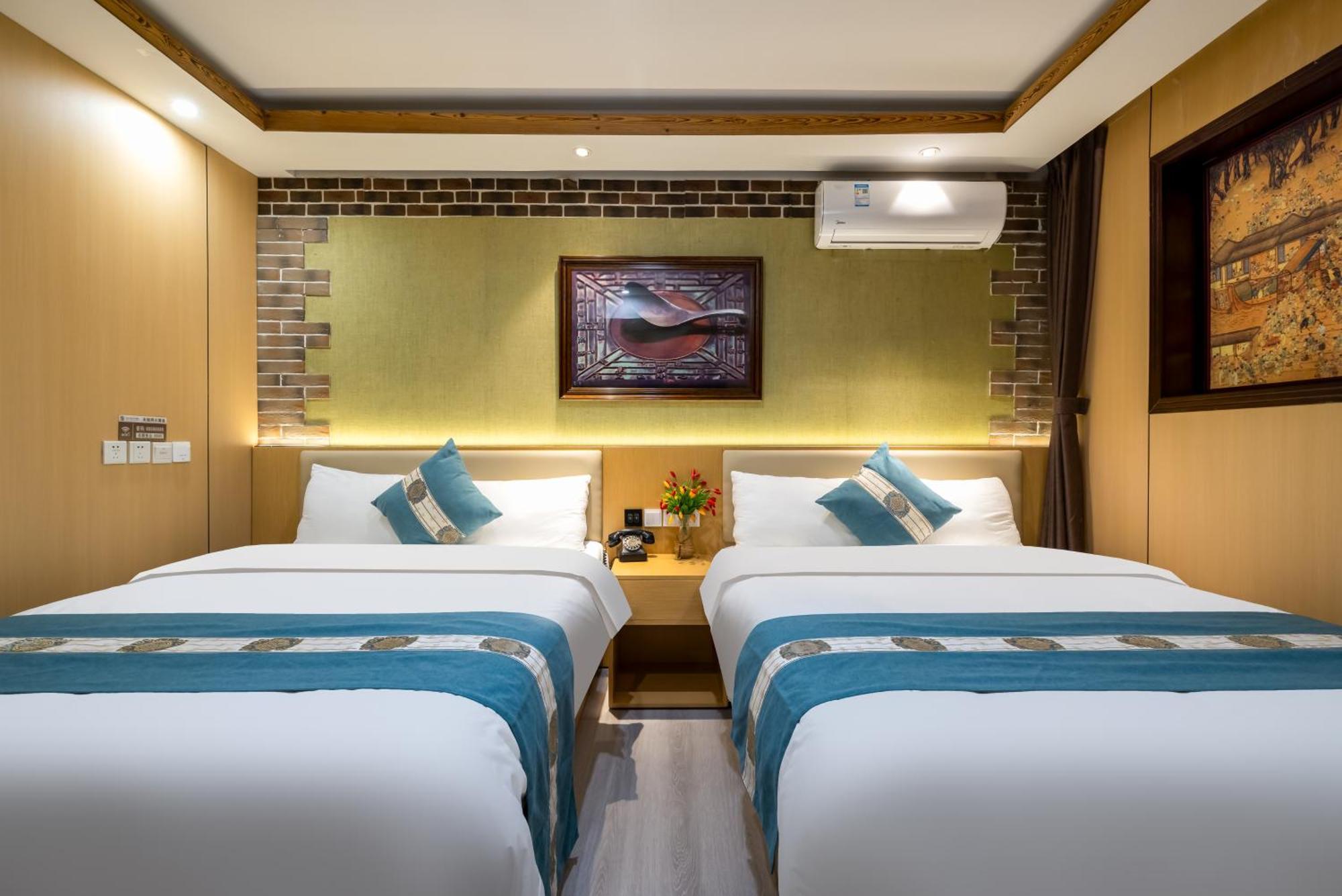 The East Hotel-Very Close To The Drum Tower,The Lama Temple,Houhai Bar Street,And The Forbidden City,There Are Many Old Beijing Traditional Hutongs Around The Hotel ,Experience The Culture Of Old Beijing Hutongs,Near Exit A Of Shichahai On Metro Line Eksteriør billede