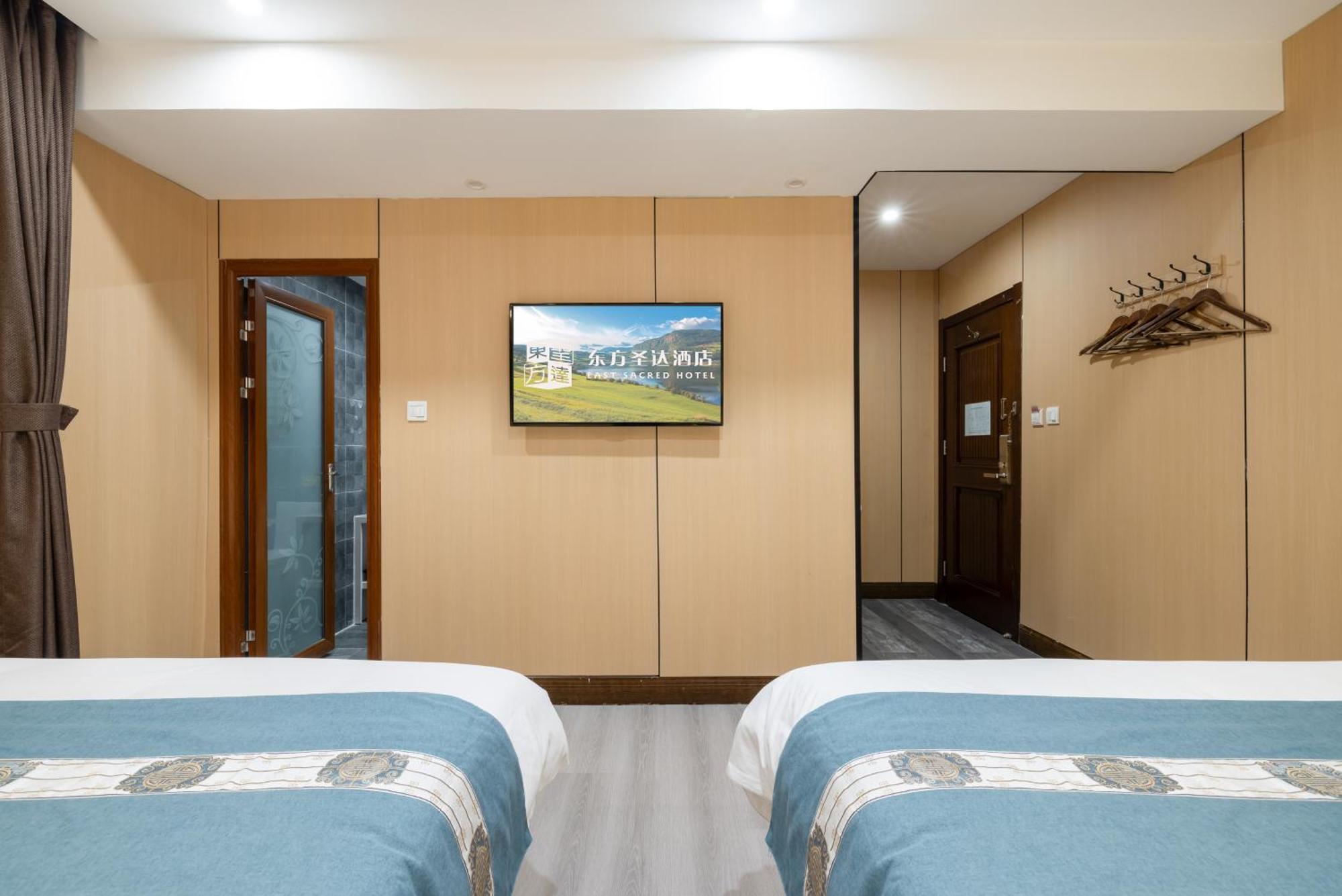 The East Hotel-Very Close To The Drum Tower,The Lama Temple,Houhai Bar Street,And The Forbidden City,There Are Many Old Beijing Traditional Hutongs Around The Hotel ,Experience The Culture Of Old Beijing Hutongs,Near Exit A Of Shichahai On Metro Line Eksteriør billede