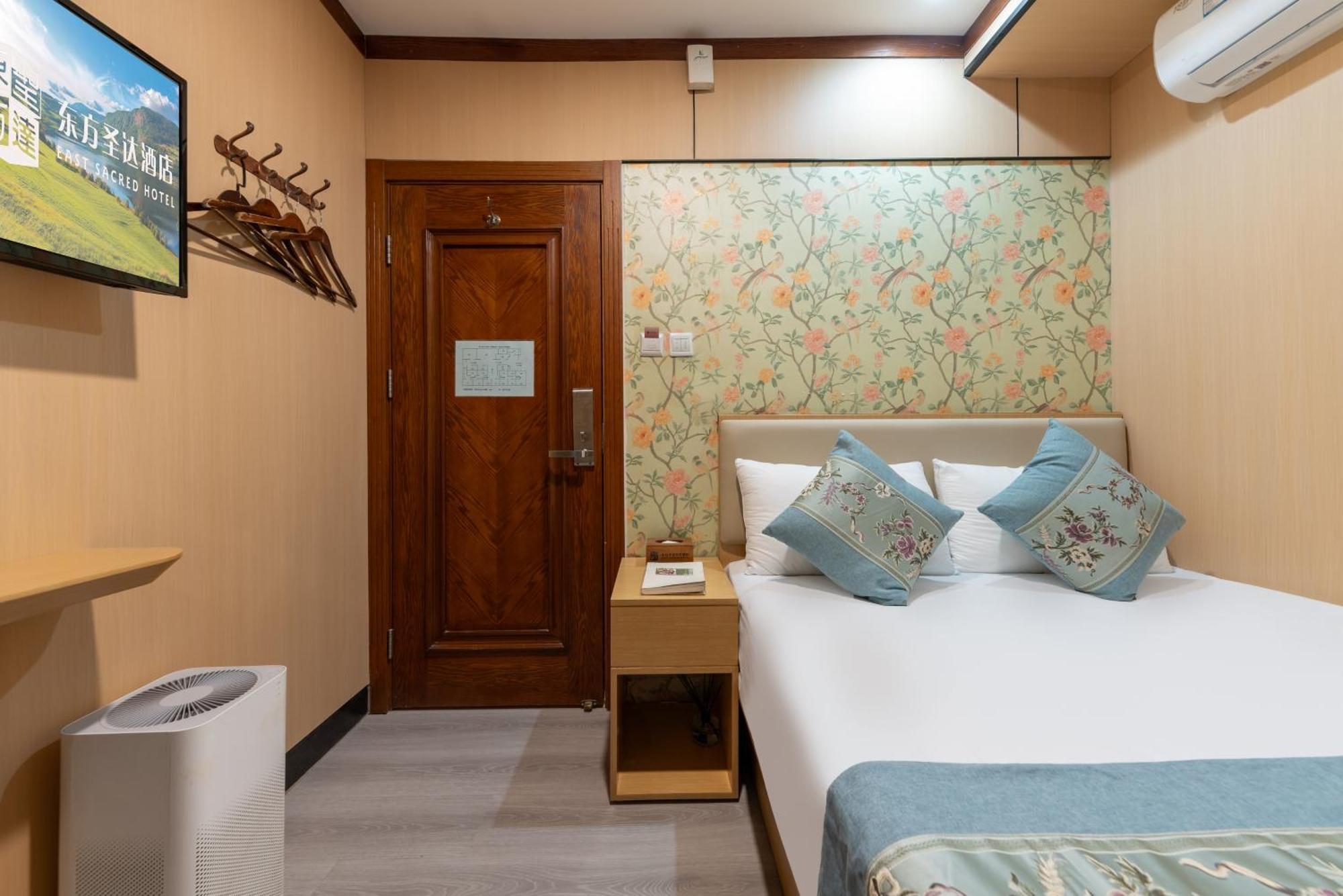 The East Hotel-Very Close To The Drum Tower,The Lama Temple,Houhai Bar Street,And The Forbidden City,There Are Many Old Beijing Traditional Hutongs Around The Hotel ,Experience The Culture Of Old Beijing Hutongs,Near Exit A Of Shichahai On Metro Line Eksteriør billede