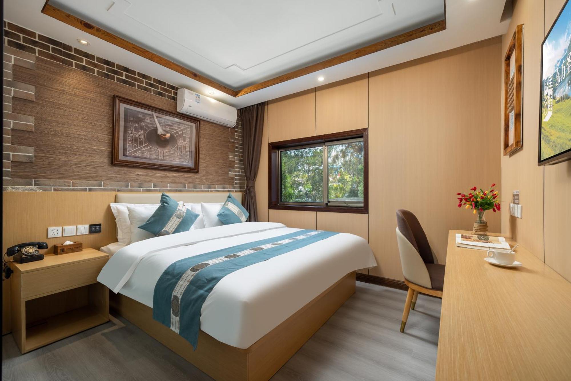 The East Hotel-Very Close To The Drum Tower,The Lama Temple,Houhai Bar Street,And The Forbidden City,There Are Many Old Beijing Traditional Hutongs Around The Hotel ,Experience The Culture Of Old Beijing Hutongs,Near Exit A Of Shichahai On Metro Line Eksteriør billede