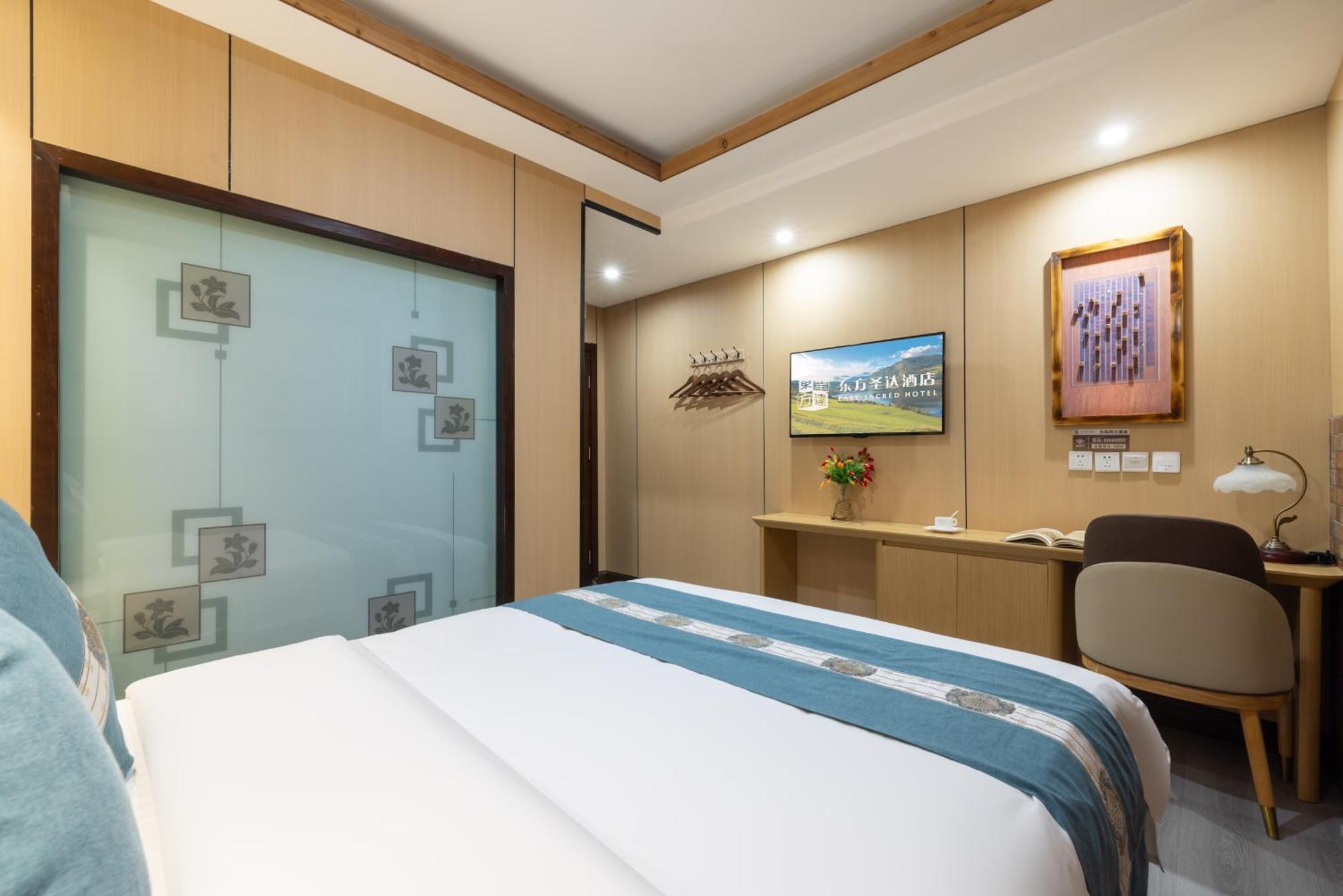 The East Hotel-Very Close To The Drum Tower,The Lama Temple,Houhai Bar Street,And The Forbidden City,There Are Many Old Beijing Traditional Hutongs Around The Hotel ,Experience The Culture Of Old Beijing Hutongs,Near Exit A Of Shichahai On Metro Line Eksteriør billede