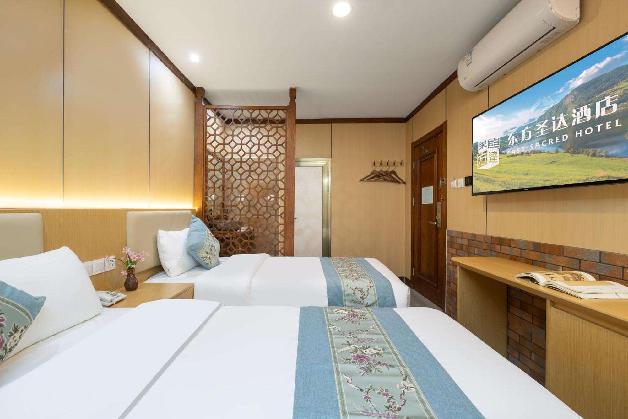 The East Hotel-Very Close To The Drum Tower,The Lama Temple,Houhai Bar Street,And The Forbidden City,There Are Many Old Beijing Traditional Hutongs Around The Hotel ,Experience The Culture Of Old Beijing Hutongs,Near Exit A Of Shichahai On Metro Line Eksteriør billede