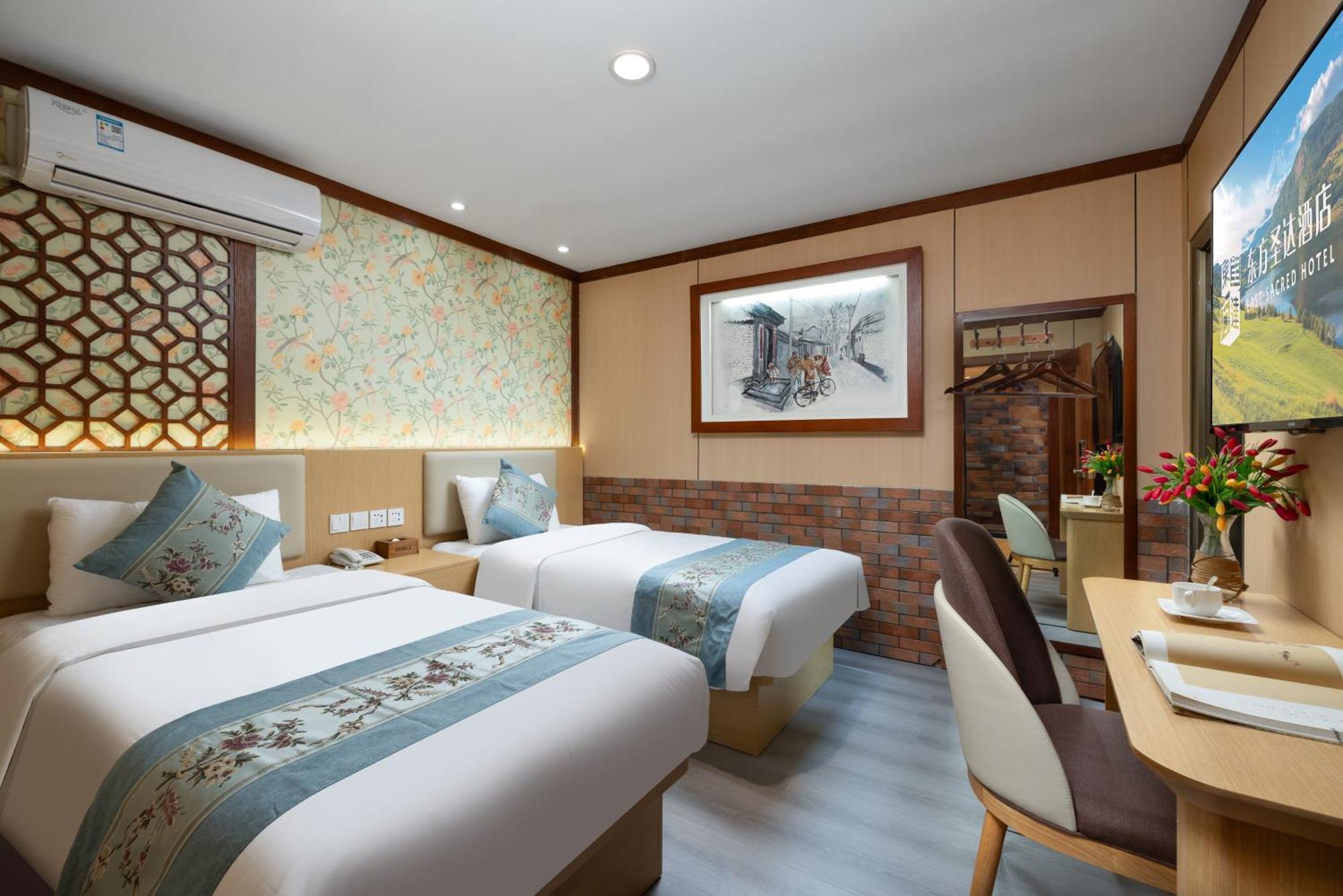 The East Hotel-Very Close To The Drum Tower,The Lama Temple,Houhai Bar Street,And The Forbidden City,There Are Many Old Beijing Traditional Hutongs Around The Hotel ,Experience The Culture Of Old Beijing Hutongs,Near Exit A Of Shichahai On Metro Line Eksteriør billede