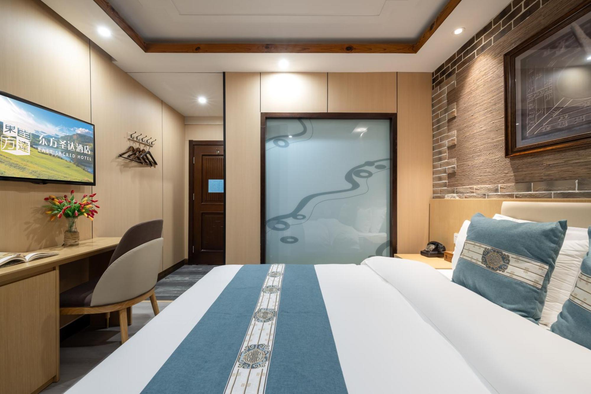 The East Hotel-Very Close To The Drum Tower,The Lama Temple,Houhai Bar Street,And The Forbidden City,There Are Many Old Beijing Traditional Hutongs Around The Hotel ,Experience The Culture Of Old Beijing Hutongs,Near Exit A Of Shichahai On Metro Line Eksteriør billede