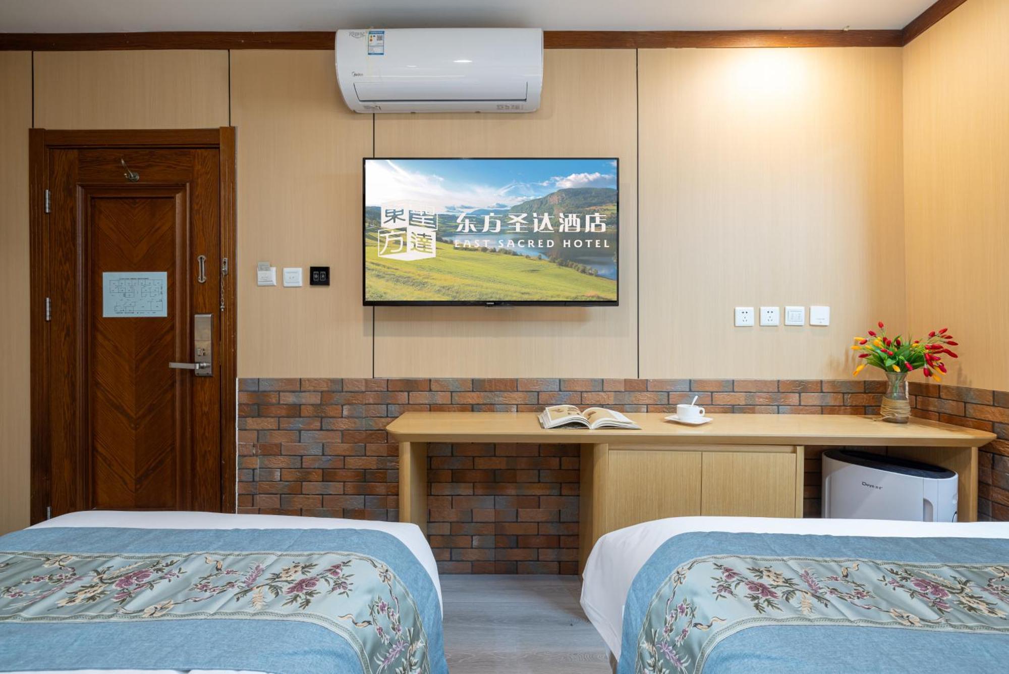 The East Hotel-Very Close To The Drum Tower,The Lama Temple,Houhai Bar Street,And The Forbidden City,There Are Many Old Beijing Traditional Hutongs Around The Hotel ,Experience The Culture Of Old Beijing Hutongs,Near Exit A Of Shichahai On Metro Line Eksteriør billede