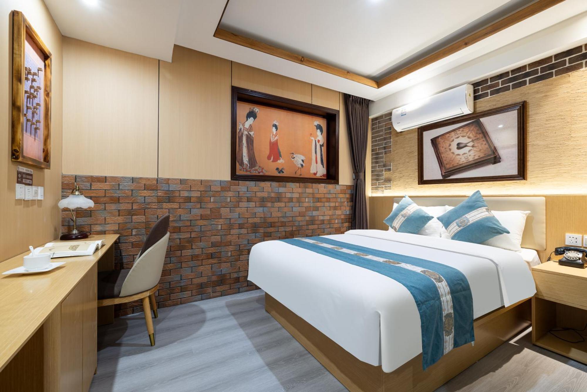 The East Hotel-Very Close To The Drum Tower,The Lama Temple,Houhai Bar Street,And The Forbidden City,There Are Many Old Beijing Traditional Hutongs Around The Hotel ,Experience The Culture Of Old Beijing Hutongs,Near Exit A Of Shichahai On Metro Line Eksteriør billede