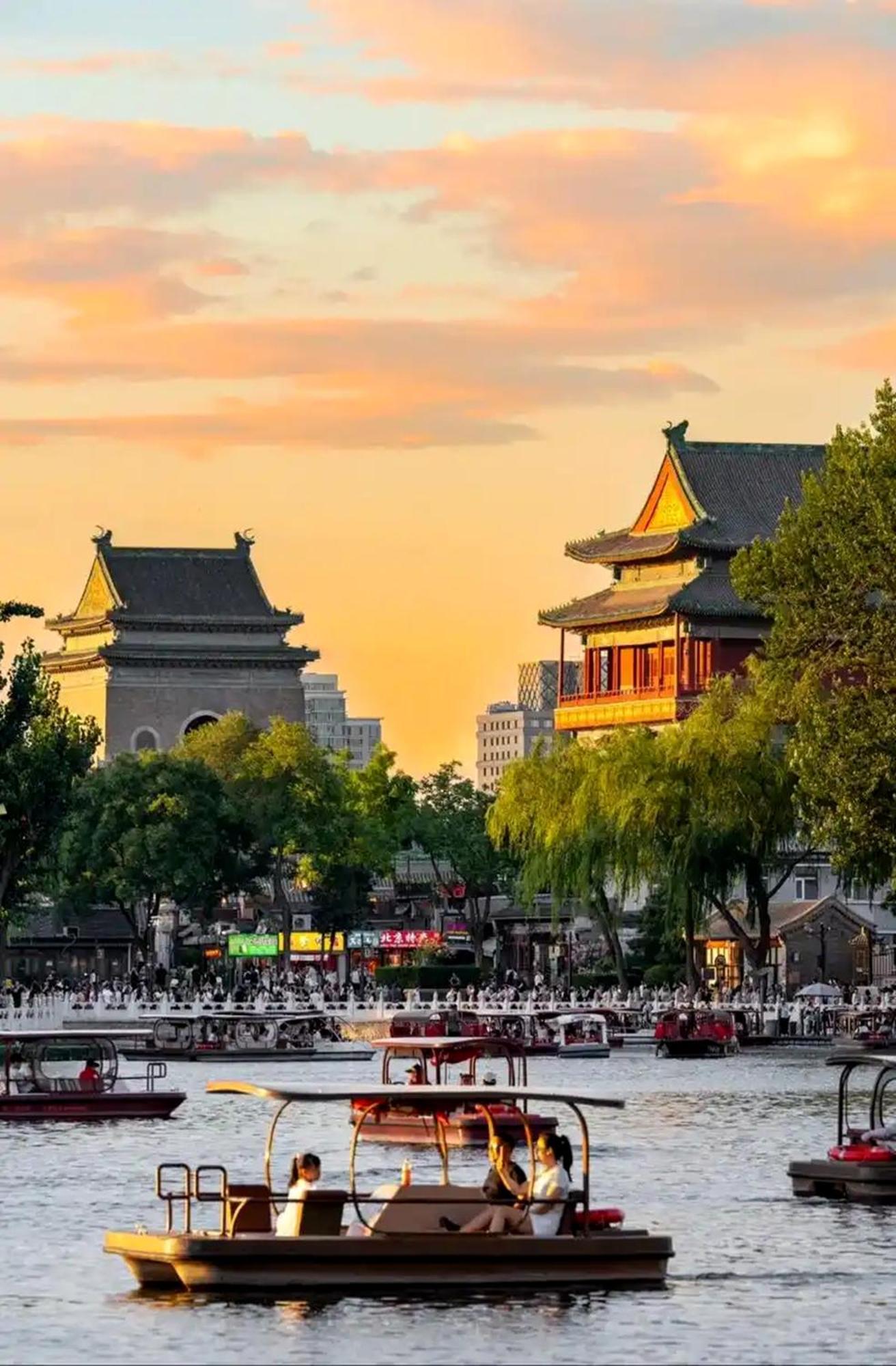 The East Hotel-Very Close To The Drum Tower,The Lama Temple,Houhai Bar Street,And The Forbidden City,There Are Many Old Beijing Traditional Hutongs Around The Hotel ,Experience The Culture Of Old Beijing Hutongs,Near Exit A Of Shichahai On Metro Line Eksteriør billede
