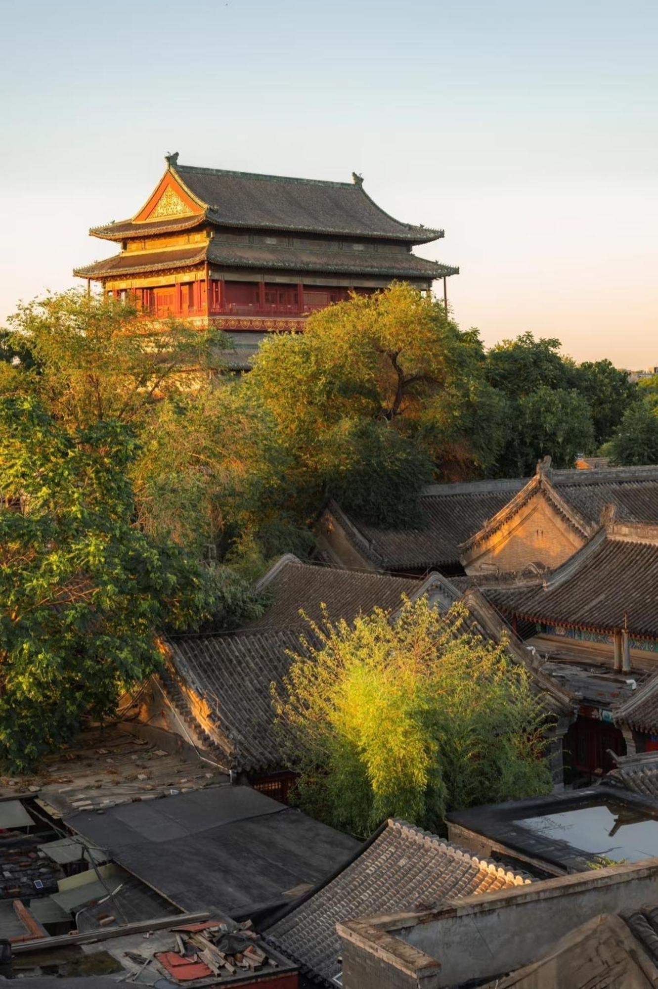 The East Hotel-Very Close To The Drum Tower,The Lama Temple,Houhai Bar Street,And The Forbidden City,There Are Many Old Beijing Traditional Hutongs Around The Hotel ,Experience The Culture Of Old Beijing Hutongs,Near Exit A Of Shichahai On Metro Line Eksteriør billede